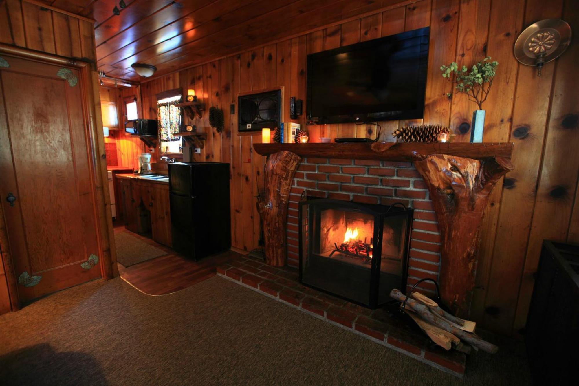 Crestline Sleepy Hollow Cabins And Hotel מראה חיצוני תמונה