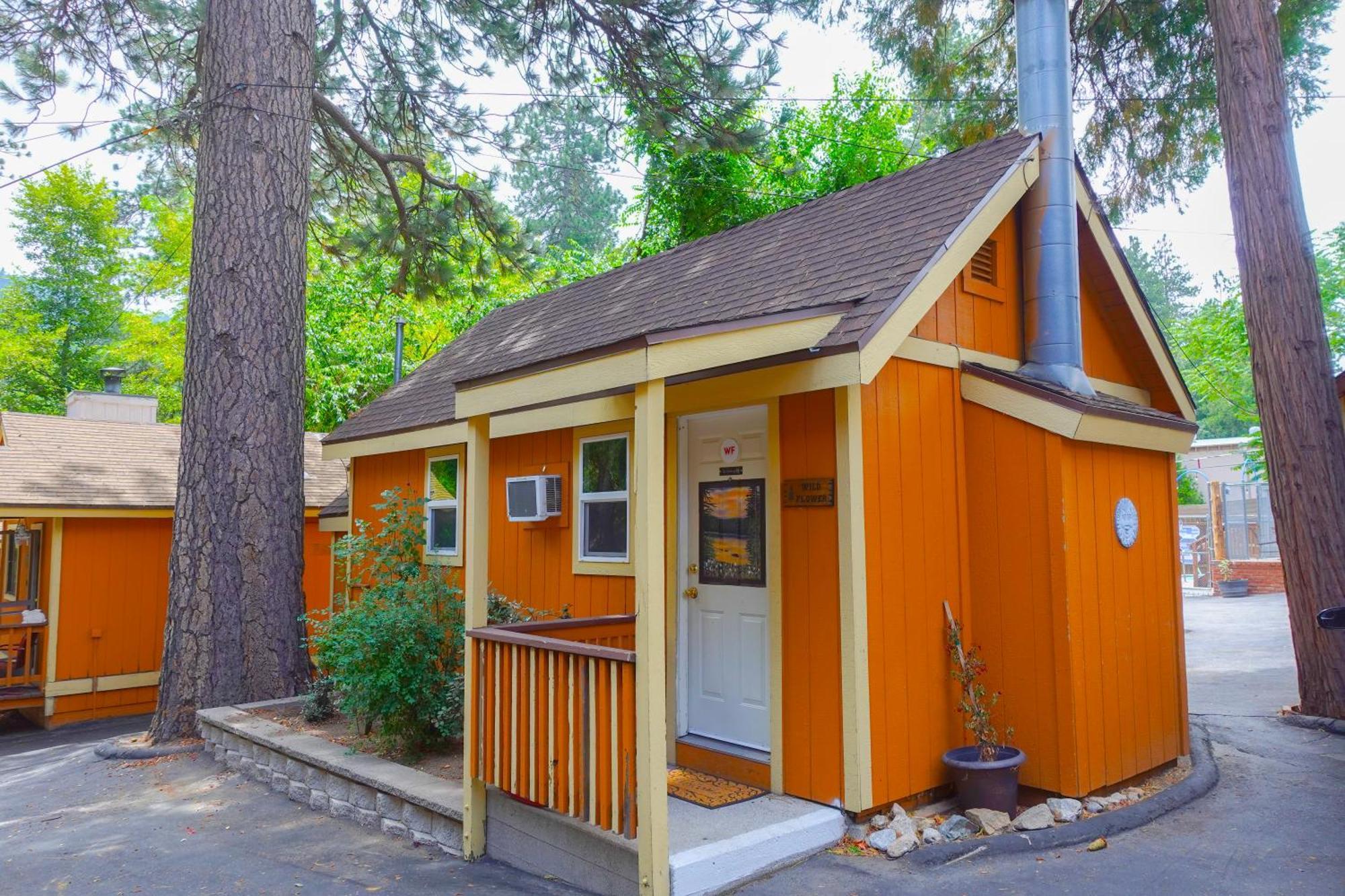 Crestline Sleepy Hollow Cabins And Hotel מראה חיצוני תמונה