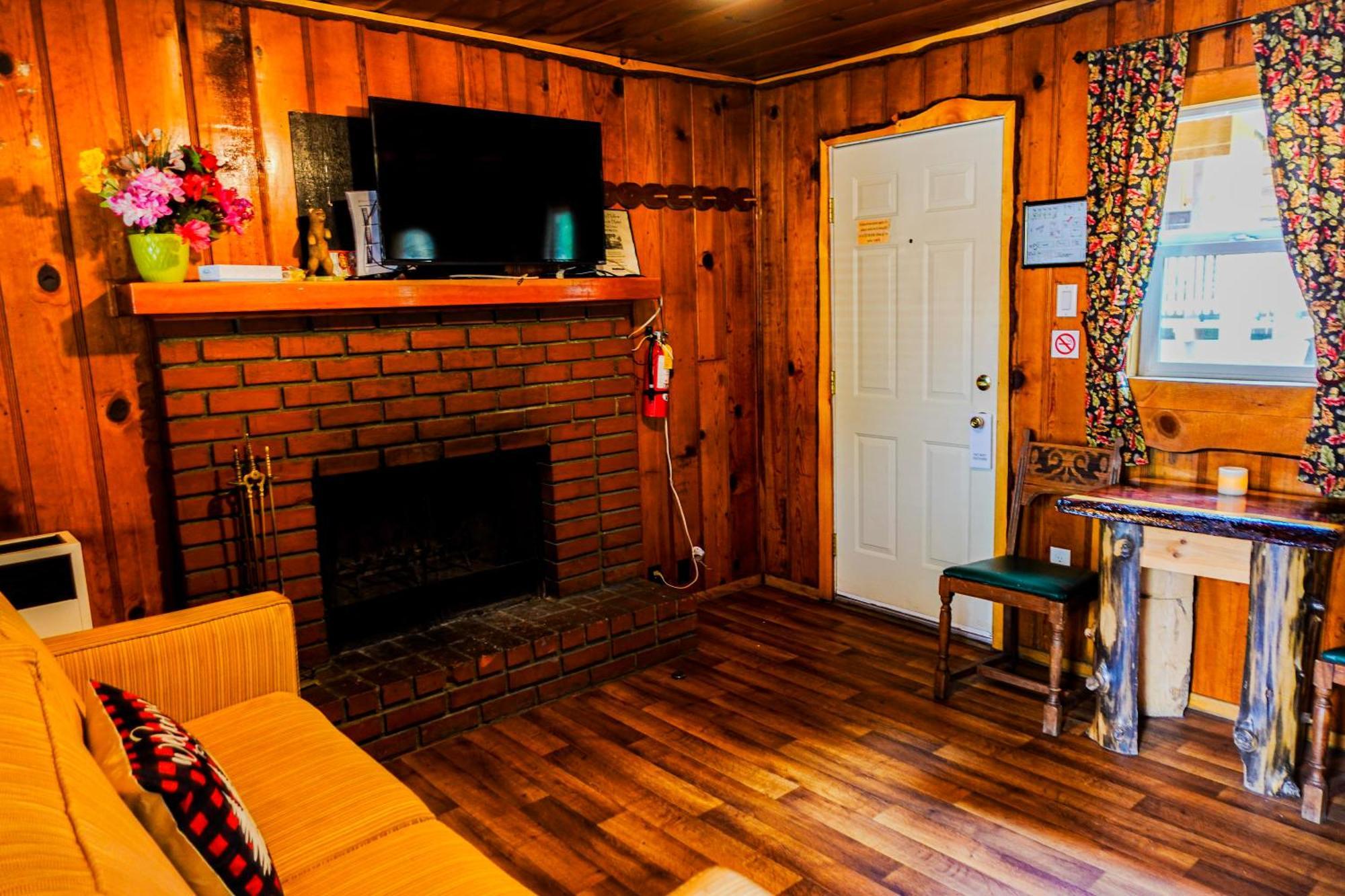 Crestline Sleepy Hollow Cabins And Hotel מראה חיצוני תמונה
