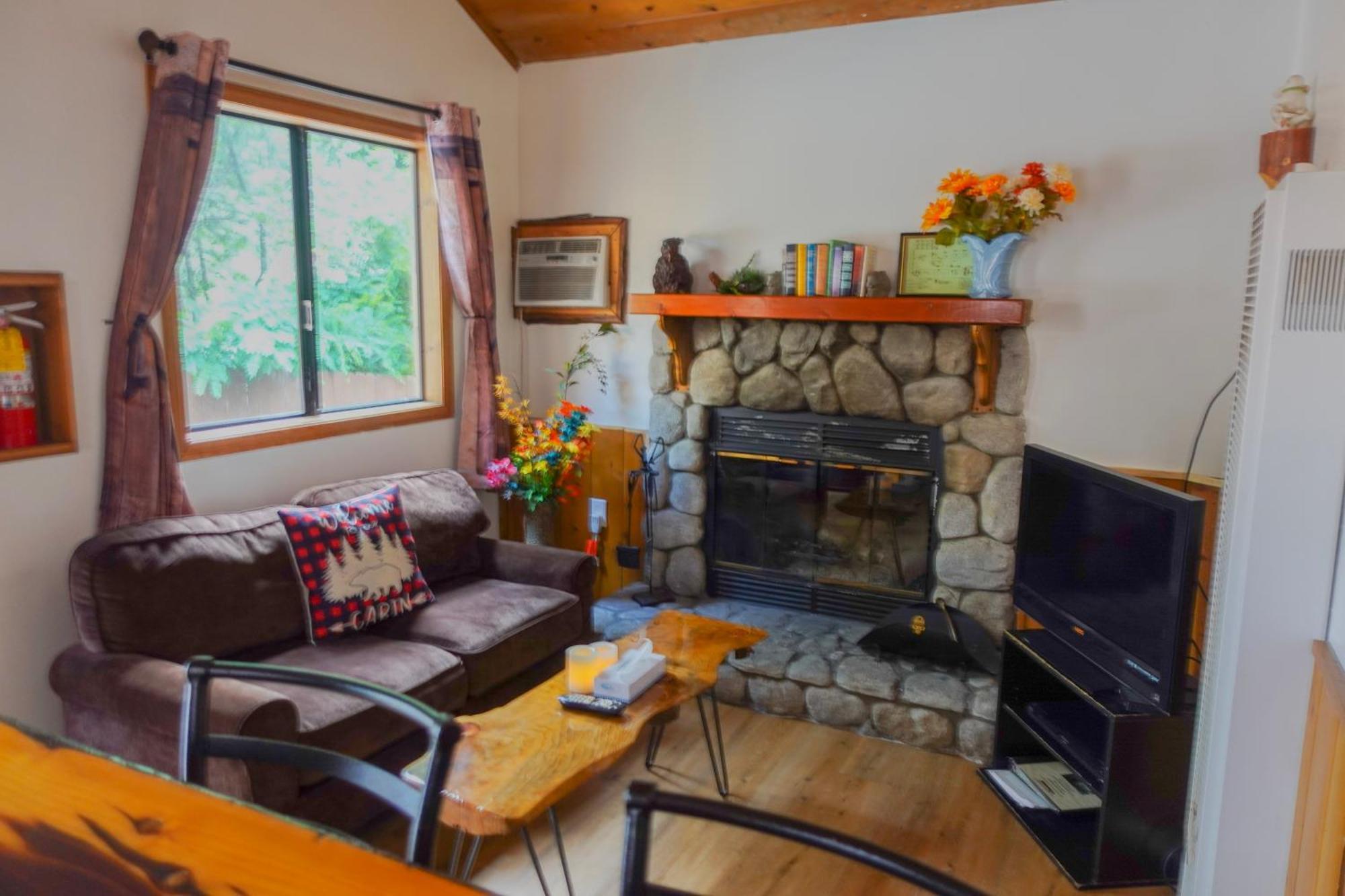 Crestline Sleepy Hollow Cabins And Hotel מראה חיצוני תמונה