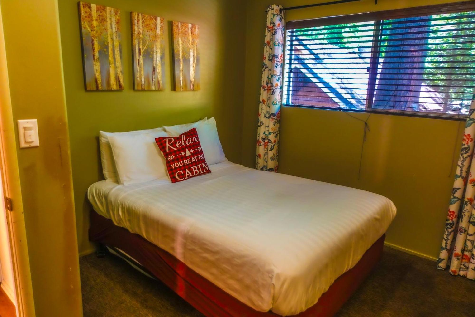 Crestline Sleepy Hollow Cabins And Hotel מראה חיצוני תמונה