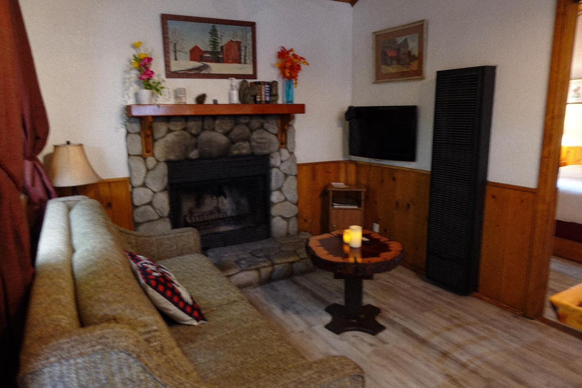 Crestline Sleepy Hollow Cabins And Hotel מראה חיצוני תמונה