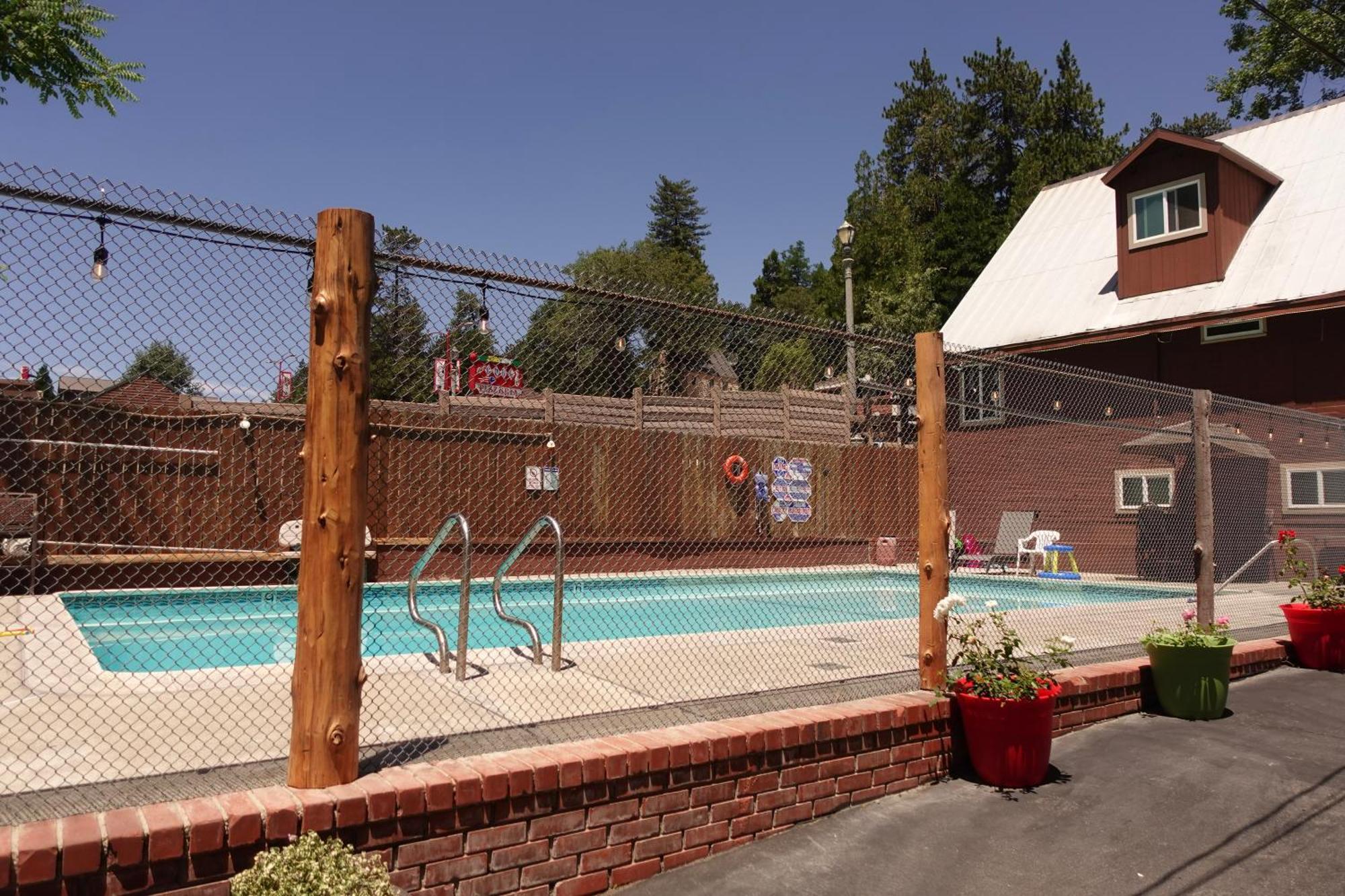Crestline Sleepy Hollow Cabins And Hotel מראה חיצוני תמונה